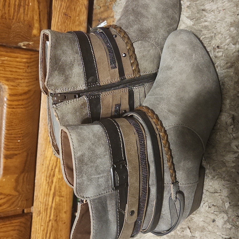 Pop ankle boots